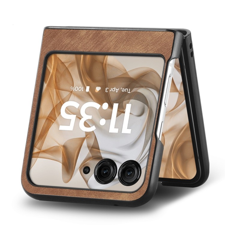 Вид сбоку и в полуоткрытом состоянии, подчеркивающий гибкость конструкции чехла Вид сбоку и в полуоткрытом состоянии, подчеркивающий гибкость конструкции чехла