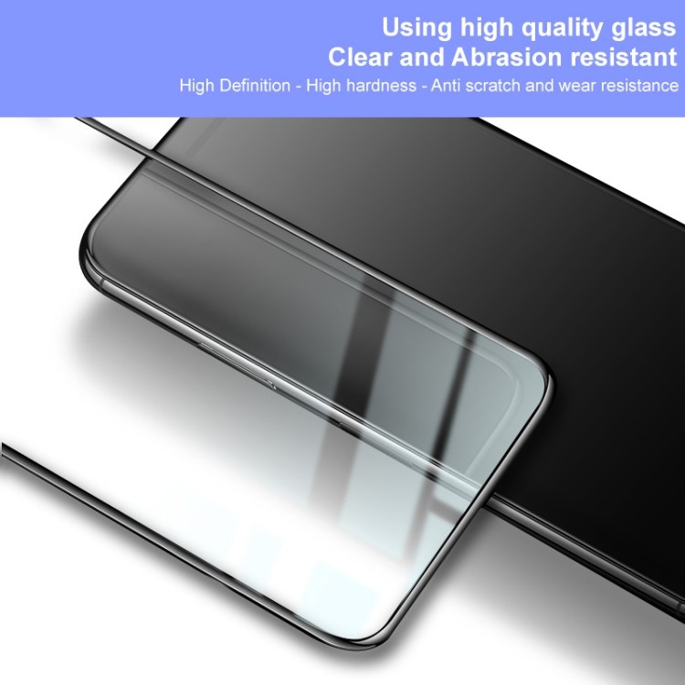Защитное стекло IMAK на экране смартфона.