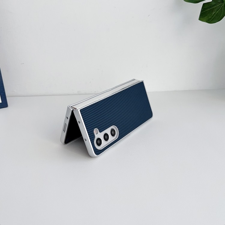 Складной смартфон с защитной карбоновой накладкой Складной смартфон с защитной карбоновой накладкой