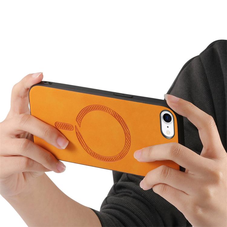 Чехол в руках пользователя Чехол в руках пользователя