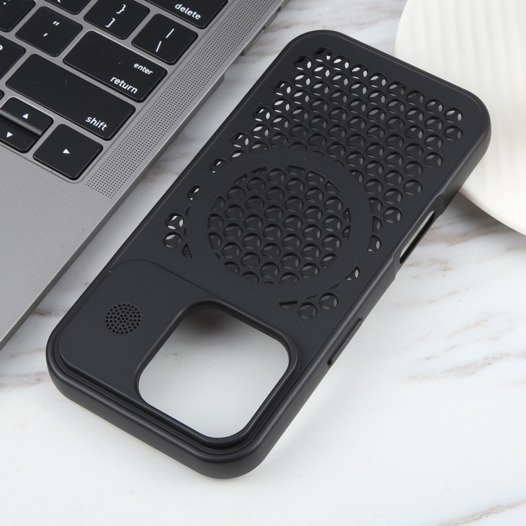 Чохол поруч із ноутбуком