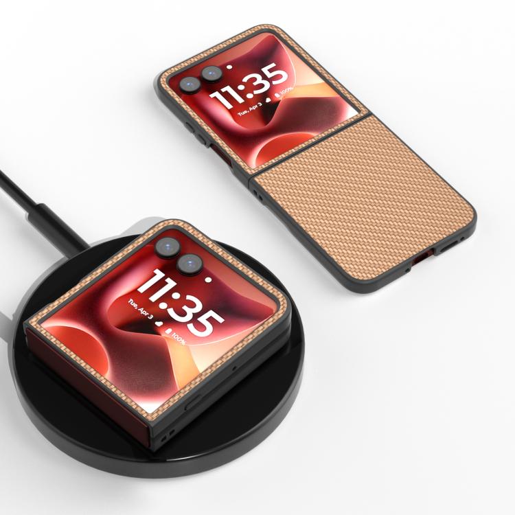 Ударозахисний чохол Carbon Fiber золотого кольору на Motorola Razr 60 Ultra з підтримкою бездротової зарядки Ударозахисний чохол Carbon Fiber золотого кольору на Motorola Razr 60 Ultra з підтримкою бездротової зарядки