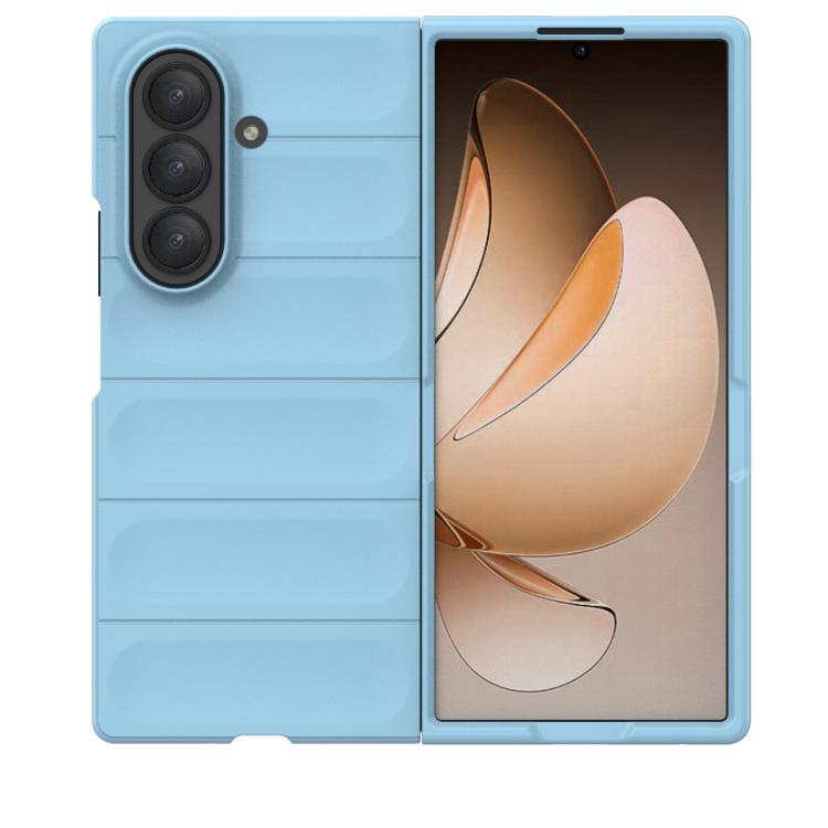 Чехол Magic Flannel в голубом цвете на Samsung Galaxy Fold 7 5G в сложенном состоянии Чехол Magic Flannel в голубом цвете на Samsung Galaxy Fold 7 5G в сложенном состоянии