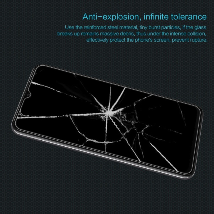 Защитное стекло NILLKIN 0.33mm на экране мобильного телефона