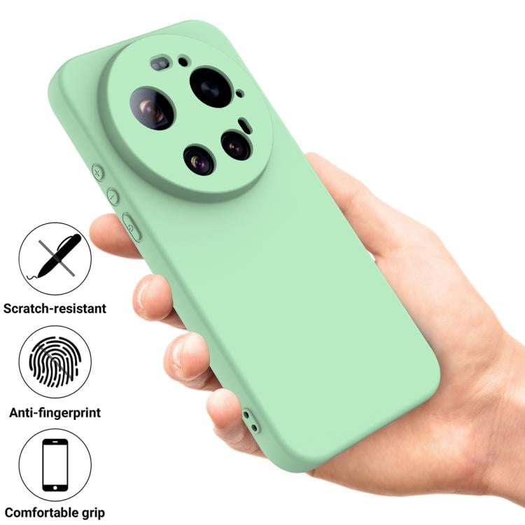 Зелена накладка Solid Color Liquid Silicone з захисними властивостями в руці 