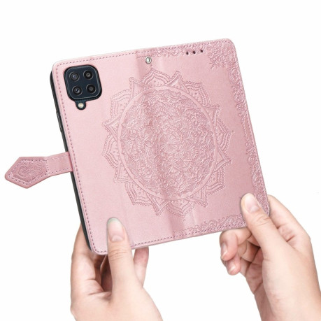 Чехол-книжка Lucky Clover Halfway Mandala Embossing Pattern на Samsung Galaxy M32/A22 4G  - розовое золото