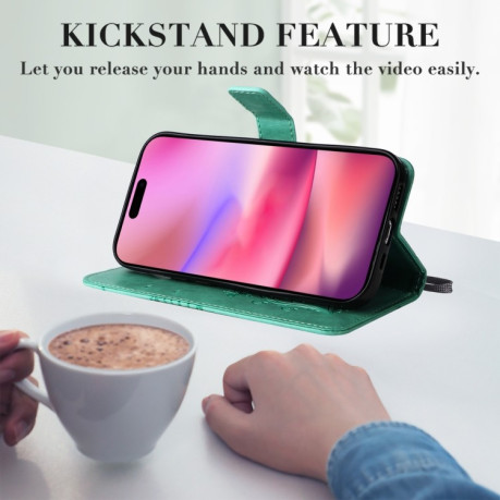 Чехол-книжка Embossed Butterfly для iPhone 16 - зеленый