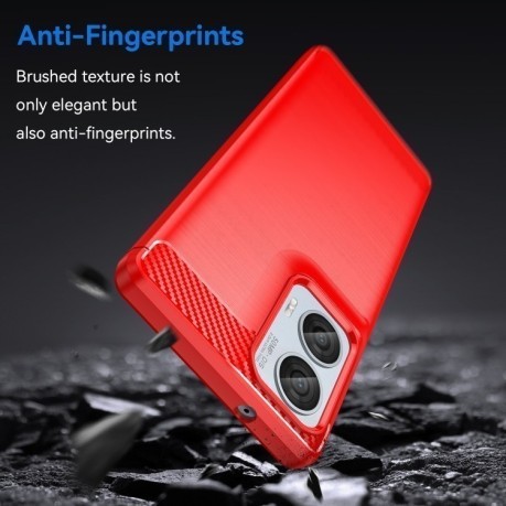 Противоударный чехол Brushed Texture Carbon Fiber на Motorola Moto G85 - красный