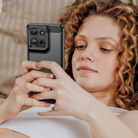 Противоударный чехол Brushed Texture Carbon Fiber на Motorola Moto G75 5G - черный