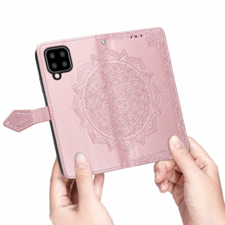 Чехол-книжка Mandala Embossing Pattern на Samsung Galaxy M32/A22 4G - розовое золото