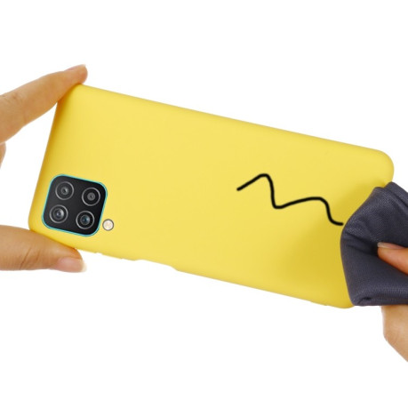 Силиконовый чехол Solid Color Liquid Silicone на Samsung Galaxy A12/M12 - желтый