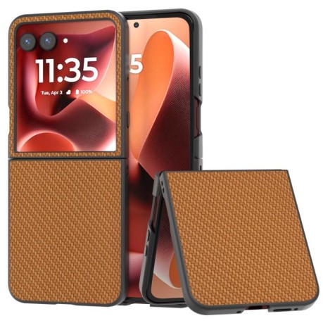 Ударозащитный чехол Carbon Fiber Texture Protective на Motorola Razr 60 Ultra - коричневый