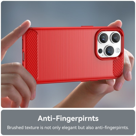 Противоударный чехол Brushed Texture Carbon Fiber на iPhone 15 Pro Max - красный