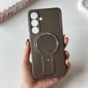 Противоударный чехол Carbon Fiber Texture (MagSafe) на Samsung Galaxy S25 FE 5G - коричневый