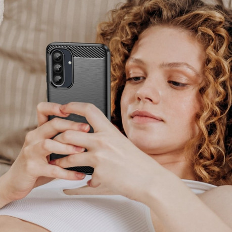 Противоударный чехол Brushed Texture Carbon Fiber на Samsung Galaxy A36 5G - черный