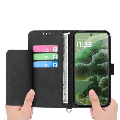 Чехол-книжка Skin-feel Flowers Embossed для Motorola Moto G15 - черный