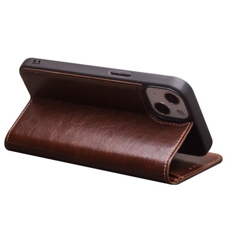 Кожаный чехол-книжка QIALINO Classic Case для iPhone 14/13 - коричневый