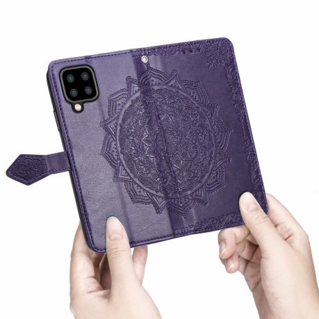 Чехол-книжка Mandala Embossing Pattern на Samsung Galaxy M32/A22 4G - фиолетовый