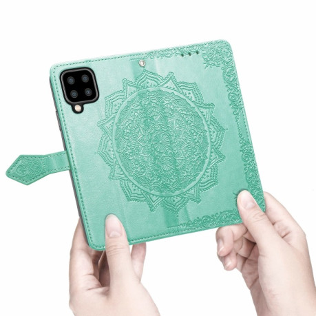 Чехол-книжка Mandala Embossing Pattern на Samsung Galaxy M32/A22 4G - зеленый