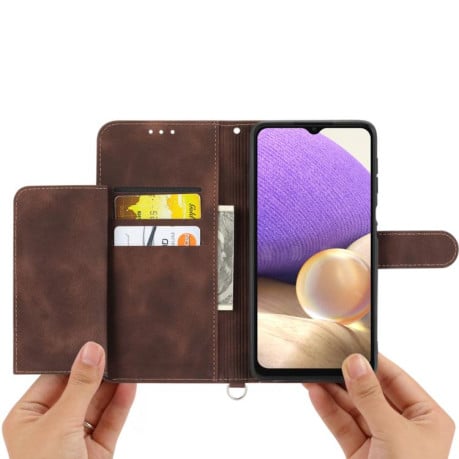 Чехол-книжка Skin-feel Flowers Embossed для Motorola Edge 60 Pro - коричневый