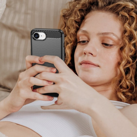 Противоударный чехол Brushed Texture Carbon Fiber на iPhone 16e - черный