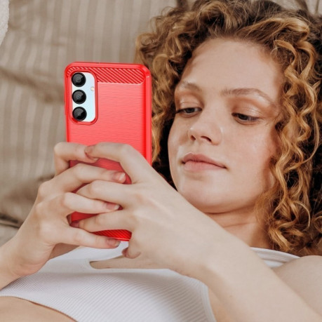 Противоударный чехол Brushed Texture Carbon Fiber на Samsung Galaxy A56 5G - красный