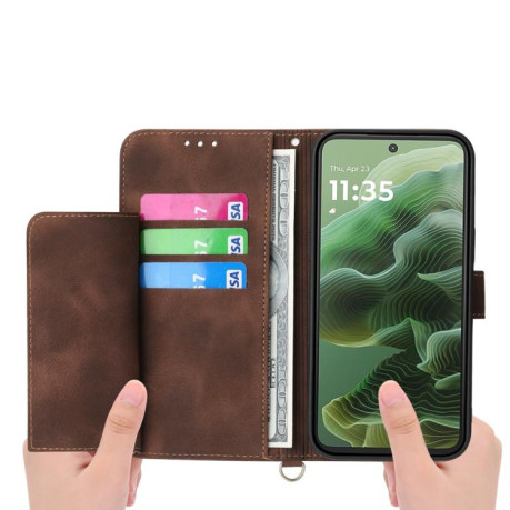 Чехол-книжка Skin-feel Flowers Embossed для Motorola Moto G15 - коричневый