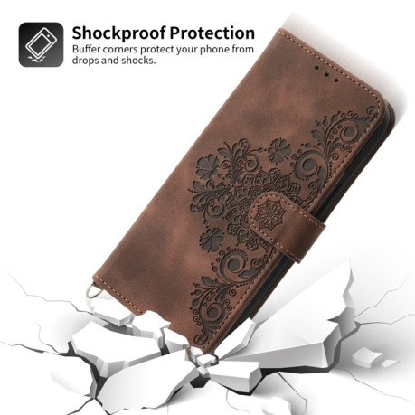 Чехол-книжка Skin-feel Flowers Embossed для Samsung Galaxy S24 Ultra 5G - коричневый