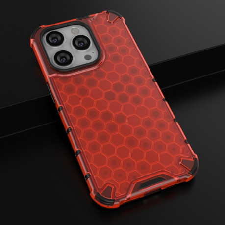 Противоударный чехол Honeycomb на iPhone 15 Pro - красный
