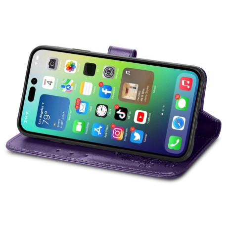 Чехол Four-leaf Clasp Embossed Buckle на iPhone 15 Pro -Фиолетовый
