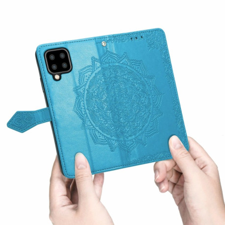 Чехол-книжка Mandala Embossing Pattern на Samsung Galaxy M32/A22 4G - синий