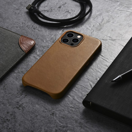 Кожаный чехол iCarer Leather Oil Wax (MagSafe) для iPhone 13 Pro Max - коричневый