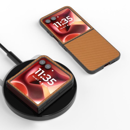 Ударозащитный чехол Carbon Fiber Texture Protective на Motorola Razr 60 Ultra - коричневый