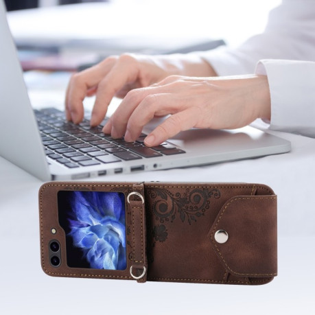 Протиударний чохол Skin Feel Flowers Embossed Wallet для Samsung Galaxy Flip 5 - коричневий