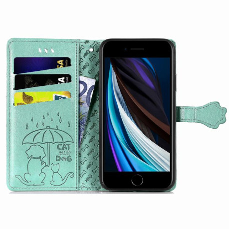 Чехол-книжка Cat and Dog для iPhone 16e - зеленый