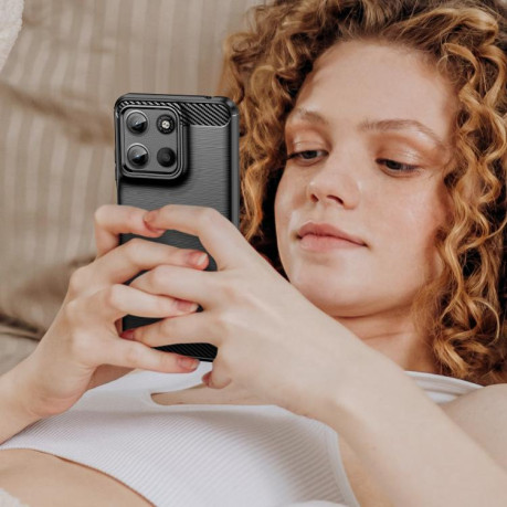 Противоударный чехол Brushed Texture Carbon Fiber на Motorola Moto G15 - черный