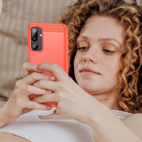 Противоударный чехол Brushed Texture Carbon Fiber на Samsung Galaxy M16 5G - красный