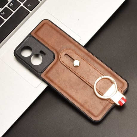 Противоударный чехол Wristband Leather Back для Motorola Moto G35 5G - коричневый