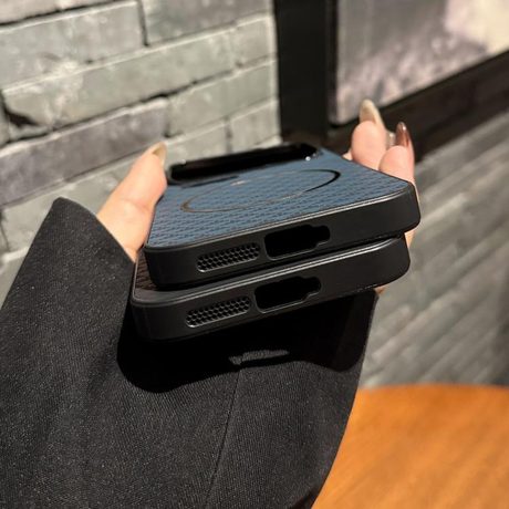 Чохол Triangular Texture з MagSafe і трикутною текстурою для Xiaomi 17 Pro Max — коричневий