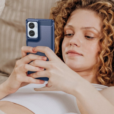 Противоударный чехол Brushed Texture Carbon Fiber на Motorola Moto G85 - синий